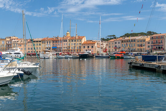 Port de Saint Tropez avec ses voiliers et yachts devant le clocher embl&eacute;matique de la ville touristique de la C&ocirc;te d'Azur
