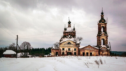 Fototapeta na wymiar landscape abandoned Orthodox church in winter