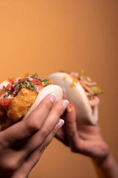 dos pan baos con salsas 