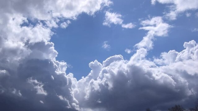 sky with storm clouds from which the sun's rays peek out in the spring