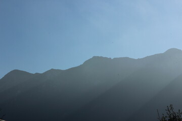 Luz del sol pasando por las monta&ntilde;as de Asturias (Espa&ntilde;a)