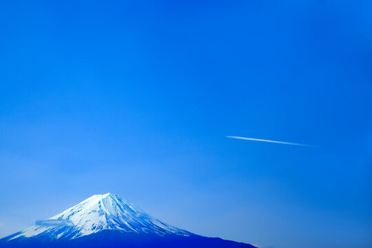富士山と飛行機雲」の写真素材 | 159件の無料イラスト画像 | Adobe Stock