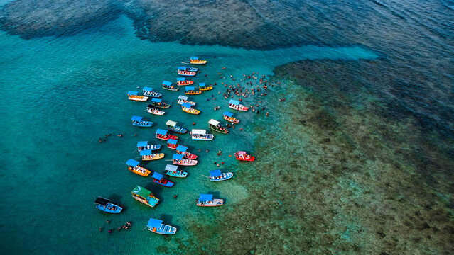 S&atilde;o Miguel dos Milagres Costa dos Corais Paisagem Praia Tropical Alagoas Brasil Mar Oceano Barcos Areia &Aacute;gua Coqueiros Litoral Turismo Viagem Viajar Natureza