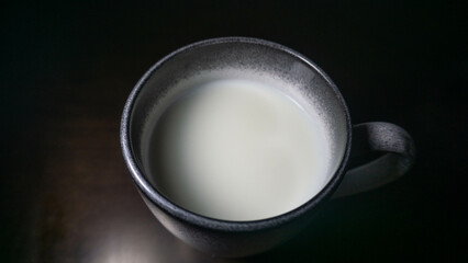 taza llena con leche