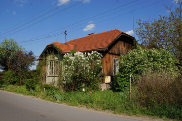 Fototapeta na wymiar pretty old cottage in the village in rural landscape