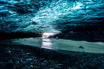 Cueva de hielo con rio 