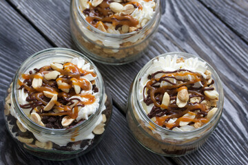 Trifles in banks. With chocolate and caramel. Close-up.