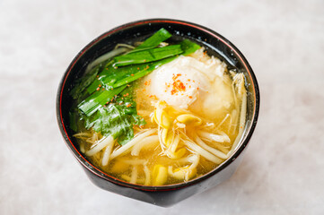 豆もやしと卵のみそ汁