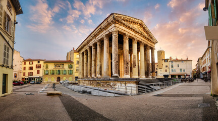 Roman temple in Vienne Old town, France - obrazy, fototapety, plakaty