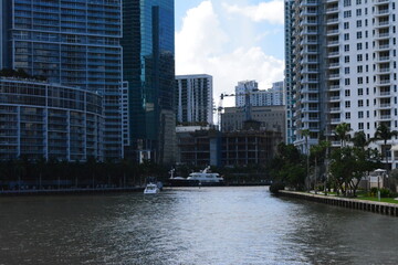Obraz premium city river and skyscrapers