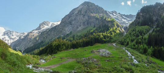 Panorama einer Alpenlandschaft mit Wildbach und Gletscher in Österreich