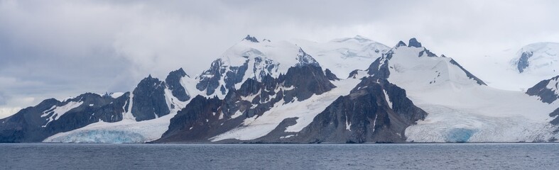 Panorama Foto - Raue Natur, Eis Gletscher  und Felsformationen bei  Robert Island, und Greenwich Island auf den  Süd-Shettland-Inseln vor der Antarktis