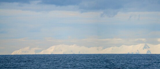 1. Sichtung der Süd-Shettland-Inseln vor der Antarktis aus der Drake Passage - Raue Natur und...
