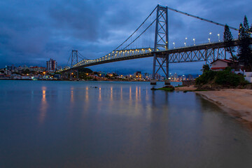Fototapeta na wymiar reflexo da ponte e das luzes no mar de florianópolis em santa catarina brasil