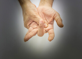 showing signs of the muscles in the hands and fingers of a person