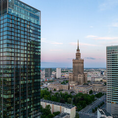 Fototapeta na wymiar Centrum Warszawy, widok na wieżowce i biurowce, zbliżenie z lotu ptaka z drona, zachód słońca, wiosna, niebieskie niebo