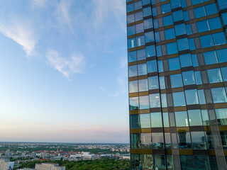 Centrum Warszawy, widok na wieżowce i biurowce, zbliżenie z lotu ptaka z drona, zachód słońca,...