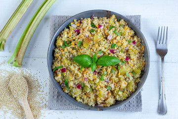 Wiosenna sałatka z rabarbaru i komosy ryżowej posypana zieloną bazylią. Kuchnia wegetariańska, zdrowe jedzenie