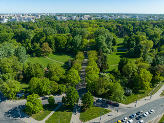 widok z lotu ptaka z drona na park Skaryszewski, zielony wiosna i niebieskie niebo