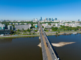 widok z lotu ptaka z drona na centrum Warszawy i most Poniatowskiego, Wisła, dużo zieleni i...