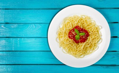 Mix corn pasta with chees and vegetable on plate.
