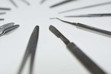 instruments de chirurgie - ciseaux, scalpel, pinces