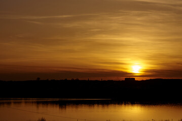 Fototapeta na wymiar sunset over the lake in the city