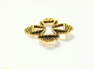 Gold tone antiqued filigree maltese cross shape fashion brooch pin costume jewelry accessory unisex