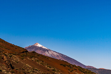 Fototapeta na wymiar Paisaje con el pico del volcán en el Parque Nacional del Teide, isla de Tenerife.