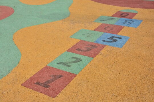 Rayuela de colores hecha en el suelo de un parque infantil