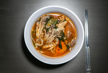 집에서 요리한 버섯칼국수