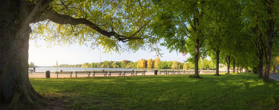 Nordufer am Maschsee in Hannover an einem sonnigen Morgen im Fr&uuml;hling