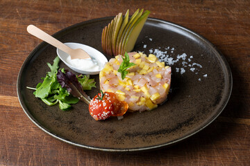 Tartare di pesce con decorazioni e maionese