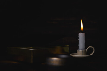 촛대위에 밝게 타오르는 촛불과 거룩한 성경책 그리고 예배와 묵상과 기도 예수그리스도의 말씀
 - obrazy, fototapety, plakaty