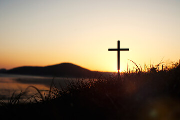 노을 하늘 강한 빛과 풀밭위에예수 그리스도의 거룩한 십자가는 죽음과...