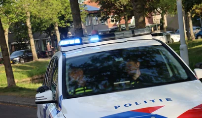 Foto op Plexiglas 2 politie agenten onderweg naar een medische noodsituatie  © Bas Bergamin 