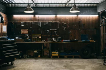 Abwaschbare Fototapete Fahrrad Werkstattszene. Alte Werkzeuge, die in der Werkstatt an der Wand hängen, Werkzeugregal an Tisch und Wand, Vintage-Garage-Stil