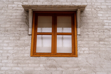 白いレンガの壁と窓