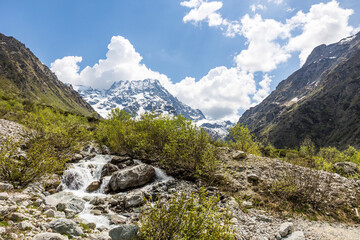 Vue sur le sommet du Sirac depuis un torrent au fond d'un vallon dans la Vallée du Valgaudemar