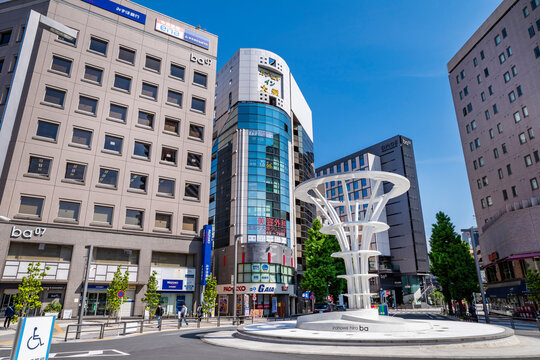 「大塚駅北口広場（ironowa hiro ba）」のモニュメント