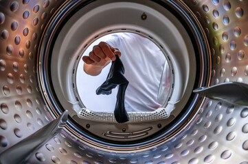 Eine einzelne Socke in der Waschmaschine mit Blick aus der Waschmaschine