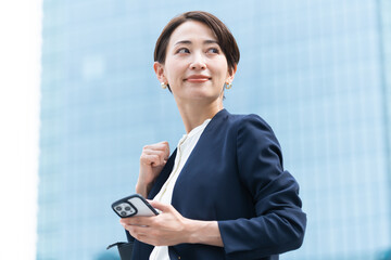 携帯を持つきれいな日本人女性・ビルバック