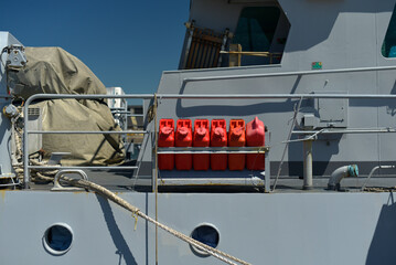 jerricans rouges sur bateau