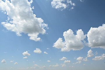 Nubes en el cielo soleado, composición para diseños