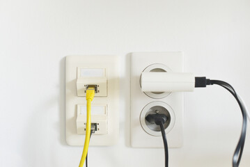prises électriques et connexion câble RJ45