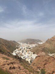 Zabudowa miejska w górskiej dolinie. Oman.  - obrazy, fototapety, plakaty