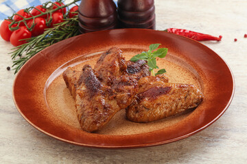 Roasted chicken wings with spicy sauce