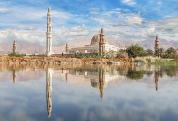 Muscat, Oman - completed in 2001 and with a total capacity of up to 20,000 worshipers, the Sultan Qaboos Grand Mosque is the largest mosque in Oman and a main attraction in Muscat - obrazy, fototapety, plakaty