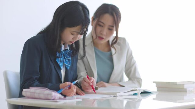 塾で授業を受ける女子学生