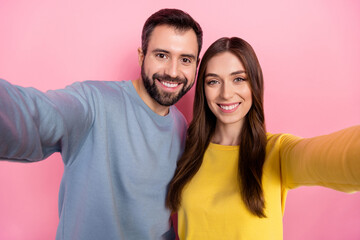 Portrait of two positive nice partners make selfie record video toothy smile isolated on pink color background - obrazy, fototapety, plakaty